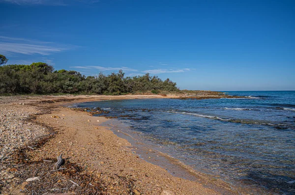 İtalya 'nın Puglia kentindeki Torre Guacheto' da terk edilmiş güzel bir sahil. — Stok fotoğraf