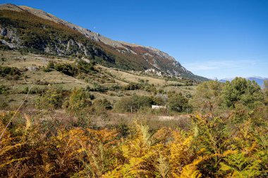İtalya 'nın Abruzzo kentindeki Roccacaramanico köyünün dağ manzarası