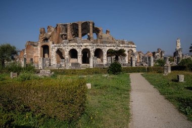 Santa Maria Capua Vetere 'deki antik bir amfi tiyatronun kalıntıları. 