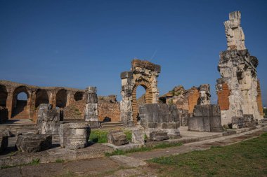 Santa Maria Capua Vetere 'deki antik bir amfi tiyatronun kalıntıları. 