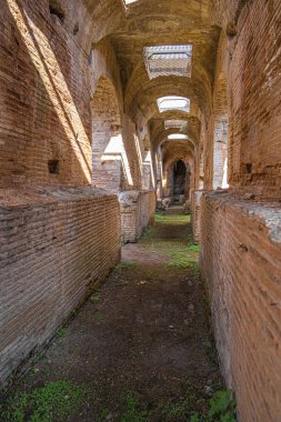 Santa Maria Capu 'daki eski bir amfi tiyatronun yeraltı kalıntıları.
