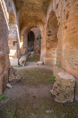 Santa Maria Capu 'daki eski bir amfi tiyatronun yeraltı kalıntıları.