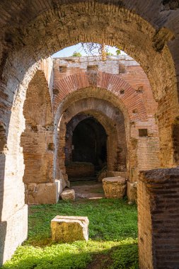 Santa Maria Capu 'daki eski bir amfi tiyatronun yeraltı kalıntıları.