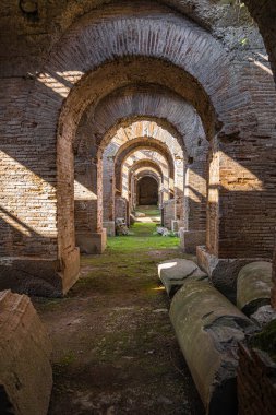 Santa Maria Capu 'daki eski bir amfi tiyatronun yeraltı kalıntıları.
