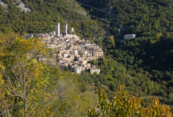 Θέα στο βουνό του χωριού Pacentro στο Abruzzo, Ιταλία — Φωτογραφία Αρχείου