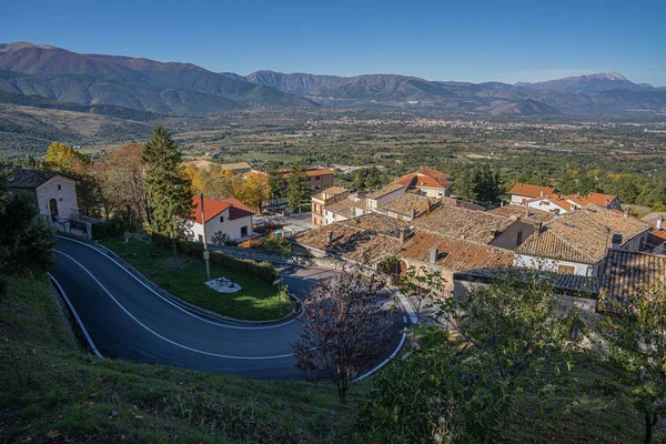 Vistas a la montaña del pueblo de Pacentro en Abruzzo, Italia — Foto de Stock