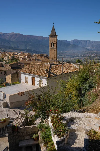 Vistas a la montaña del pueblo de Pacentro en Abruzzo, Italia — Foto de Stock