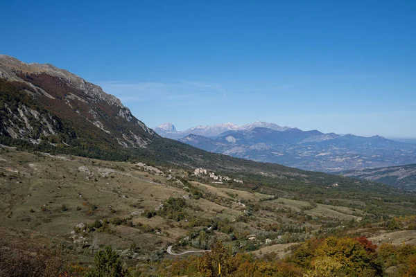 Vistas a la montaña del pueblo de Roccacaramanico en Abruzzo, Italia — Foto de Stock