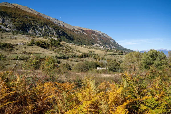 Vistas a la montaña del pueblo de Roccacaramanico en Abruzzo, Italia — Foto de Stock