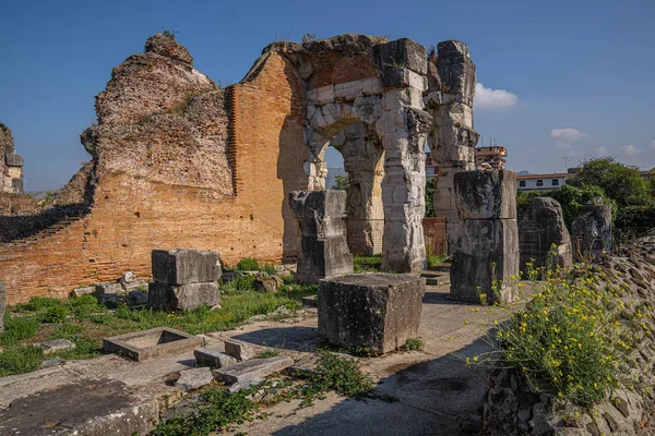 Rovine di un antico anfiteatro a Santa Maria Capua Vetere in — Foto Stock