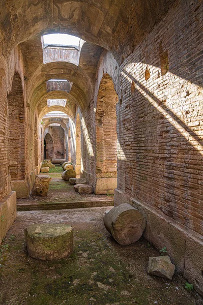 Ruines souterraines d'un ancien amphithéâtre à Santa Maria Capu — Photo