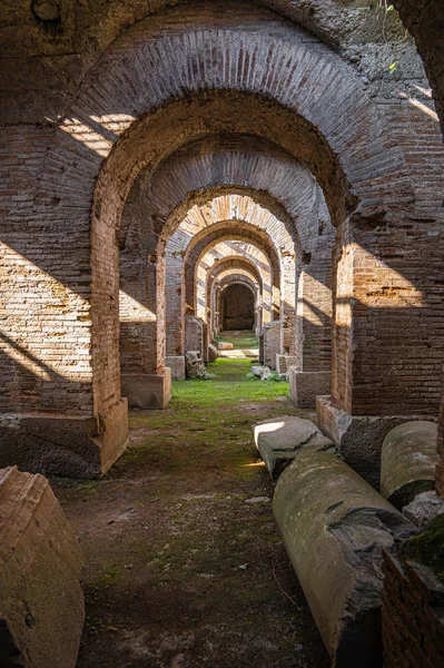 Ruinas subterráneas de un antiguo anfiteatro en Santa Maria Capu — Foto de Stock