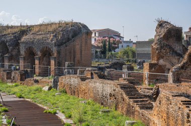 Santa Maria Capua Vetere 'deki antik bir amfi tiyatronun kalıntıları. 