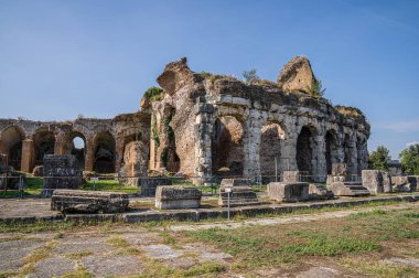 Santa Maria Capua Vetere 'deki antik bir amfi tiyatronun kalıntıları. 