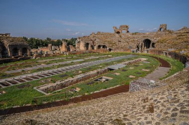 Santa Maria Capua Vetere 'deki antik bir amfi tiyatronun kalıntıları. 