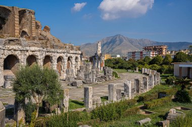 Santa Maria Capua Vetere 'deki antik bir amfi tiyatronun kalıntıları. 