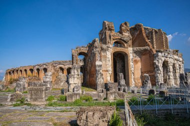 Santa Maria Capua Vetere 'deki antik bir amfi tiyatronun kalıntıları. 