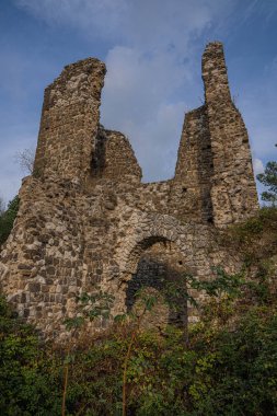 İtalya, Campania 'daki Caserta Veccia' daki harabeler.