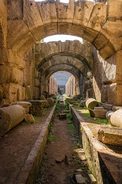 Ondergrondse ruïnes van een oud amfitheater in Santa Maria Capu — Stockfoto