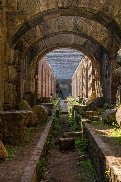 Ondergrondse ruïnes van een oud amfitheater in Santa Maria Capu — Stockfoto