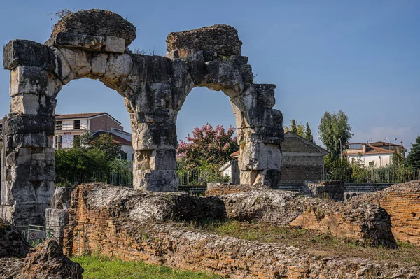 Zřícenina starověkého amfiteátru v Santa Maria Capua Vetere v — Stock fotografie