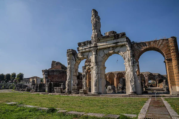 Ruinas de un antiguo anfiteatro en Santa Maria Capua Vetere en — Foto de Stock