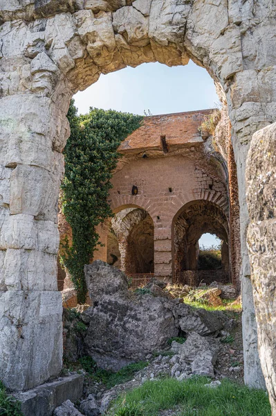 Santa Maria Capua Vetere 'deki antik bir amfi tiyatronun kalıntıları. — Stok fotoğraf