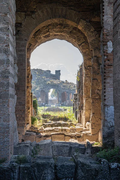 Ruiner av en gammal amfiteater i Santa Maria Capua Vetere i — Stockfoto