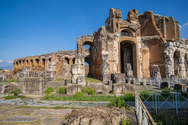 Ruinas de un antiguo anfiteatro en Santa Maria Capua Vetere en — Foto de Stock