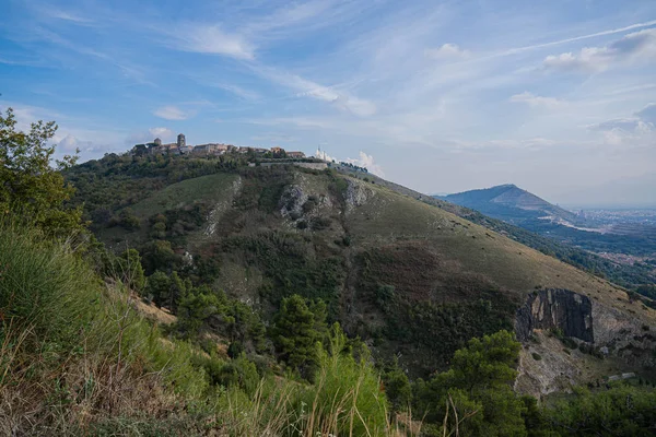 Vistas a la montaña de Caserta Veccia en Campania, Italia — Foto de Stock