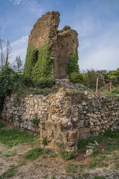 Ruiner av slott i Caserta Veccia i Kampanien, Italien — Stockfoto