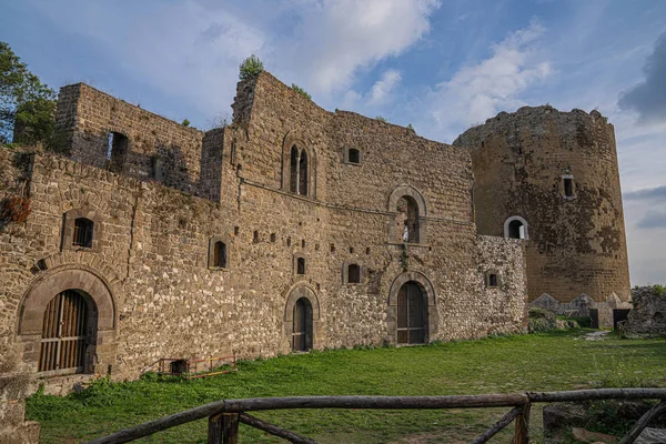 Ruinas del castillo en Caserta Veccia en Campania, Italia —  Fotos de Stock
