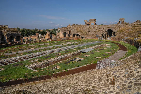 Ruinas de un antiguo anfiteatro en Santa Maria Capua Vetere en Imagen de stock