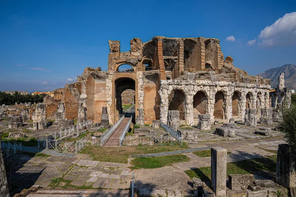 Ruínas de um anfiteatro antigo em Santa Maria Capua Vetere em Imagem De Stock