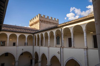 İtalya, Abruzzo 'daki Celano' da ortaçağ kalesi Piccolomini 'si.