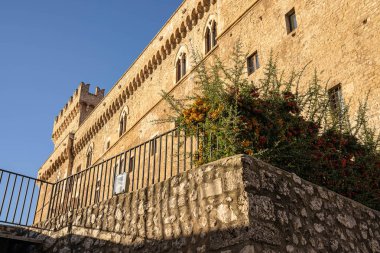 İtalya, Abruzzo 'daki Celano' da ortaçağ kalesi Piccolomini 'si.