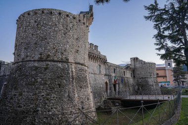 İtalya, Abruzzo 'daki Avezzano' da ortaçağ kalesine sahip şehir manzarası