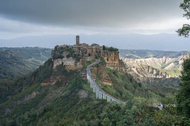 Ortaçağ şehri Civita di Bagnoregio ve köprü manzarası