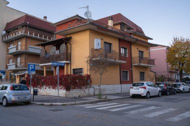 İtalya, Abruzzo 'da Avezzano sokaklarında arabalar