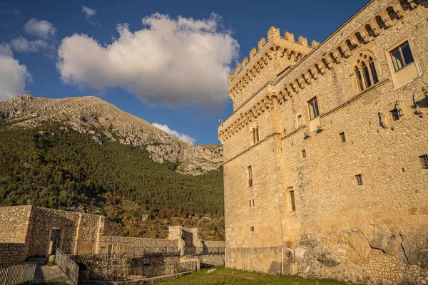 Středověký hrad Piccolomini v Celanu v Abruzzu, Itálie — Stock fotografie