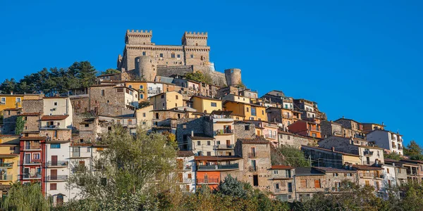 Stadsbild med medeltida slott Piccolomini på Celano i Abruzzo, — Stockfoto