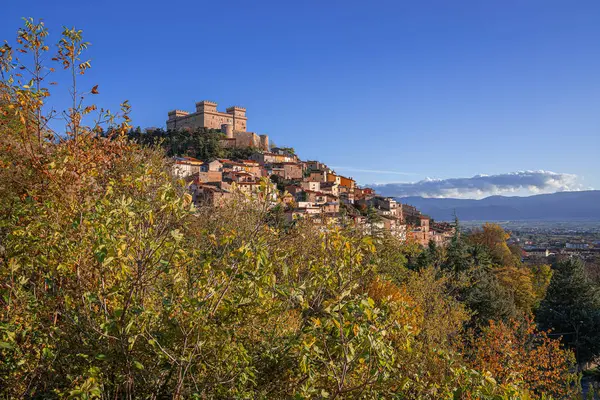 Paisaje urbano con castillo medieval Piccolomini en Celano en Abruzzo , — Foto de Stock