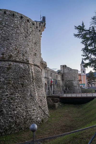 Cityscape με μεσαιωνικό παστέλ στο Avezzano στο Abruzzo, Ιταλία — Φωτογραφία Αρχείου