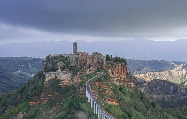 Utsikt över den medeltida staden Civita di Bagnoregio och bron — Stockfoto