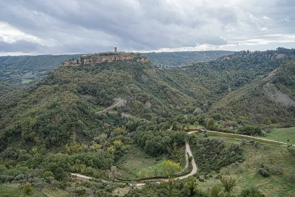 Vista de la ciudad medieval de Civita di Bagnoregio y el puente — Foto de Stock