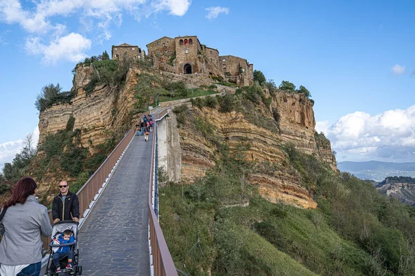 La gente en el soborno a Civita di Bagnoregio en Lazio en Italia — Foto de Stock