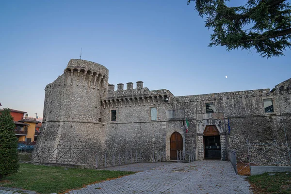 意大利阿布鲁佐Avezzano有中世纪城堡的城市景观 免版税图库照片