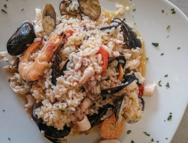 Karides ve midyeli deniz ürünleri pilavı, İtalya.