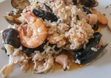 Karides ve midyeli deniz ürünleri pilavı, İtalya.