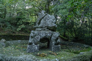 Lazio, Bomarzo 'daki bir canavar parkında ortaçağ taşlarından figürler.